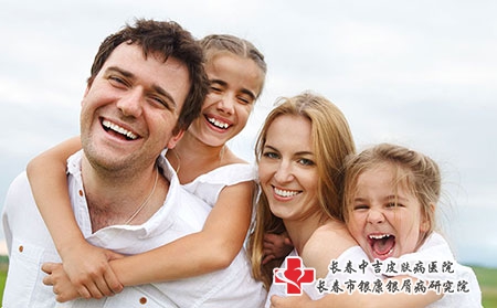 牛皮癣是如何引起的，对病人有什么影响？
