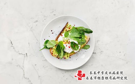 小朋友手上长了很多银白色鳞屑怎么回事? 小朋友手上长了很多银白色鳞屑怎么回事?