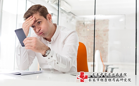 摄图网_300034493_中年成年商人办公室收到智能手机的坏消息（企业商用）