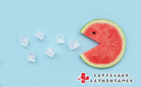 摄图网_500498028_夏季清凉解暑喷冰块的西瓜（企业商用）