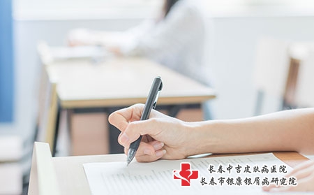 摄图网_500399337_教室里认真做作业的同学（企业商用）