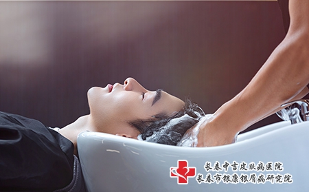 头部银屑病和脂溢性皮炎的区别是什么?