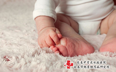摄图网_303330865_手脚紧贴着一个新生的婴儿（企业商用）