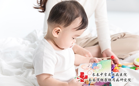 摄图网_501154824_婴儿翻阅书籍(企业商用)遗传 摄图网_501154824_婴儿翻阅书籍(企业商用)遗传