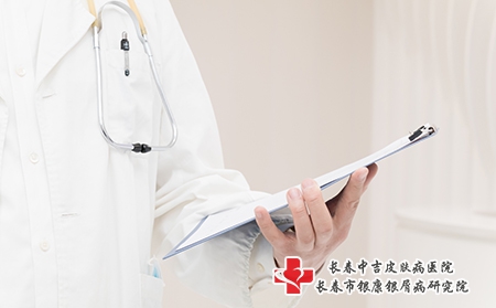 摄图网_500313251_认真写文档的年轻医生特写(企业商用) 摄图网_500313251_认真写文档的年轻医生特写(企业商用)