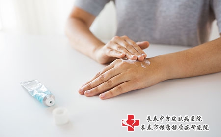 摄图网_300119676_医学,医疗保健人的密切妇女的手应用奶油治疗药膏用奶油治疗药膏双手(企业商用) 摄图网_300119676_医学,医疗保健人的密切妇女的手应用奶油治疗药膏用奶油治疗药膏双手(企业商用)