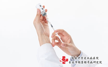 摄图网_501673161_医疗疫苗注射特写（企业商用）