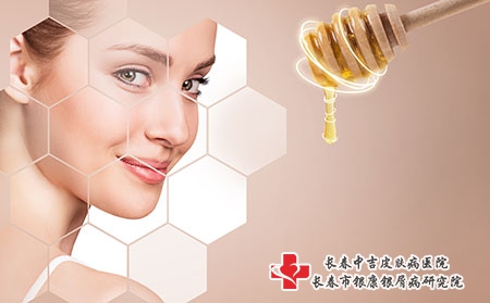 摄图网_289632094_年轻女人和蜂蜜勺子准备面部具 摄图网_289632094_年轻女人和蜂蜜勺子准备面部具