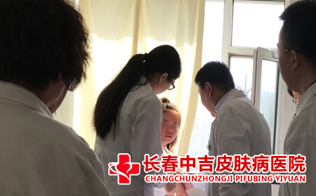医生来巡视红斑狼疮病症